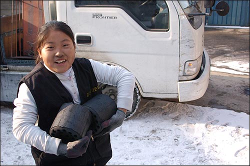 수줍은 얼굴의 수진이 